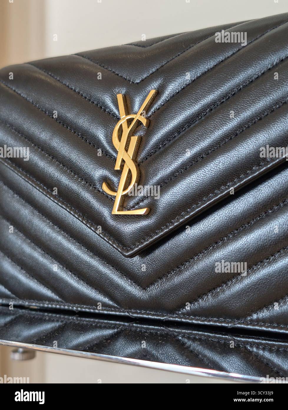 Pochette Ives Saint Laurent in pelle per donna Foto Stock