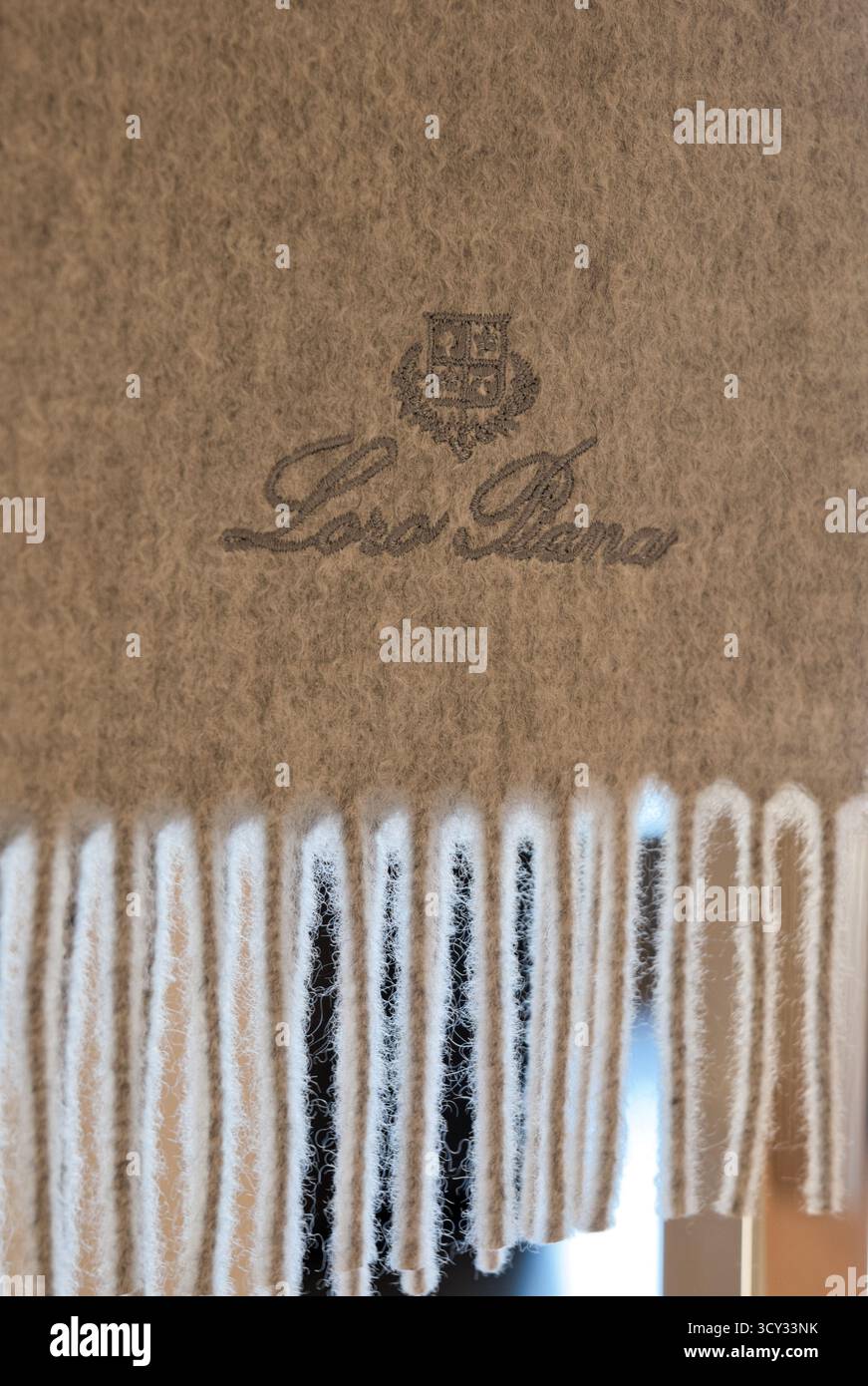 Logo loro piana ricamato su una sciarpa Foto Stock