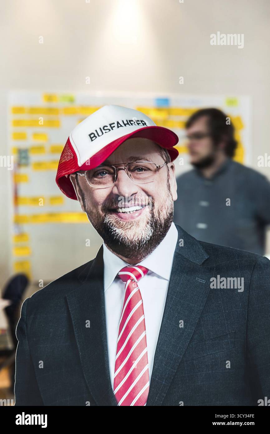 DEU Germania Germania Berlino Vista di una figura di cartone del Cancelliere SPD Martin Schulz presso la sede di Juso nella Willy Brandt House Foto Stock