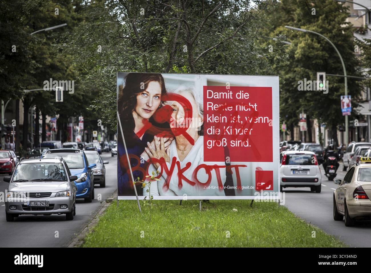 DEU Germania Germania Berlino un manifesto elettorale SPD sul tema delle pensioni si trova su Sonnenallee a Neukoelln. Persone sconosciute hanno scritto Hammer An Foto Stock