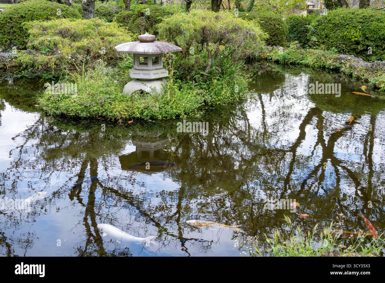 Stagno al Santuario Fujisan Hongu Sengengtaisha, vicino a Shimizu, Giappone Foto Stock