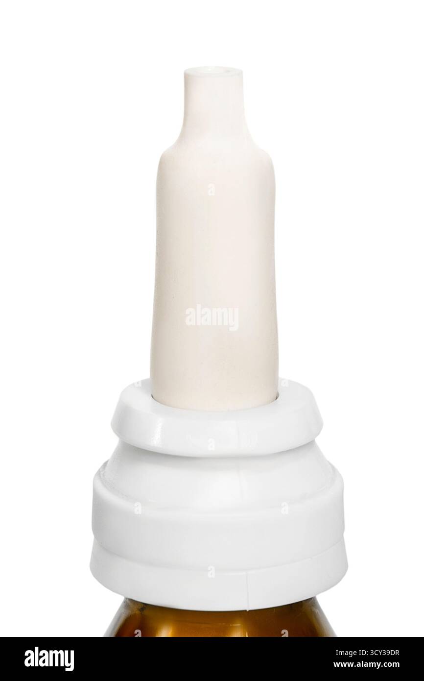 Primo piano della pipetta per gocce nasali isolato su sfondo bianco Foto Stock
