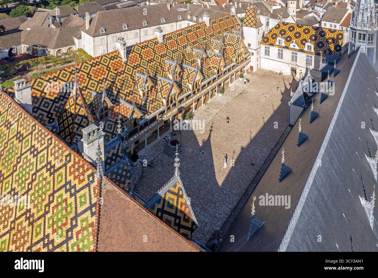 Beaune, Hospices de Beaune, Hôtel-Dieu // tetto in piastrelle verniciate multicolore nel cortile Foto Stock Beaune, Hospices de Beaune, Hôtel-Dieu // tetto in piastrelle verniciate multicolore nel cortile Foto Stock