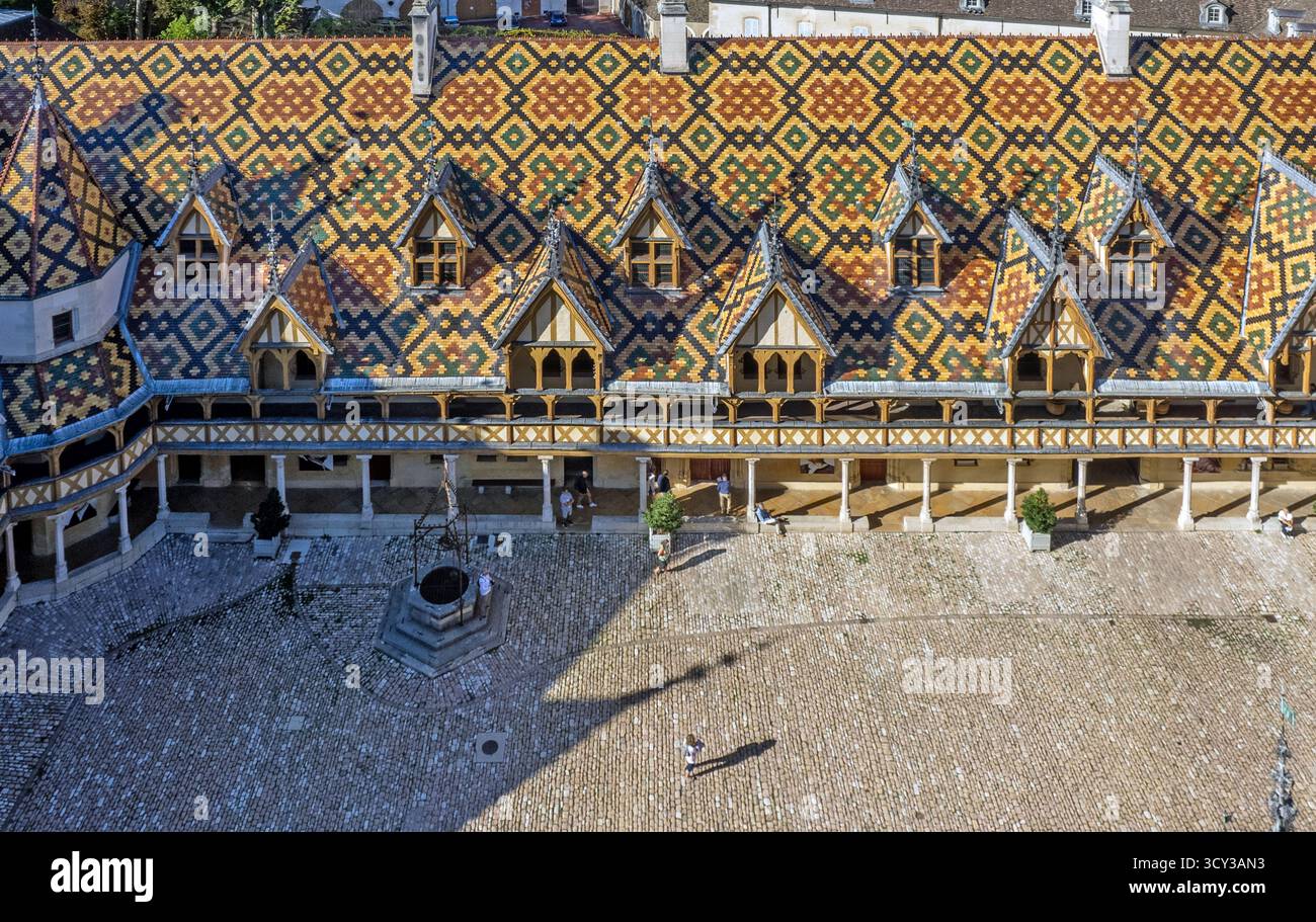 Beaune, Hospices de Beaune, Hôtel-Dieu // tetto in piastrelle verniciate multicolore nel cortile Foto Stock Beaune, Hospices de Beaune, Hôtel-Dieu // tetto in piastrelle verniciate multicolore nel cortile Foto Stock