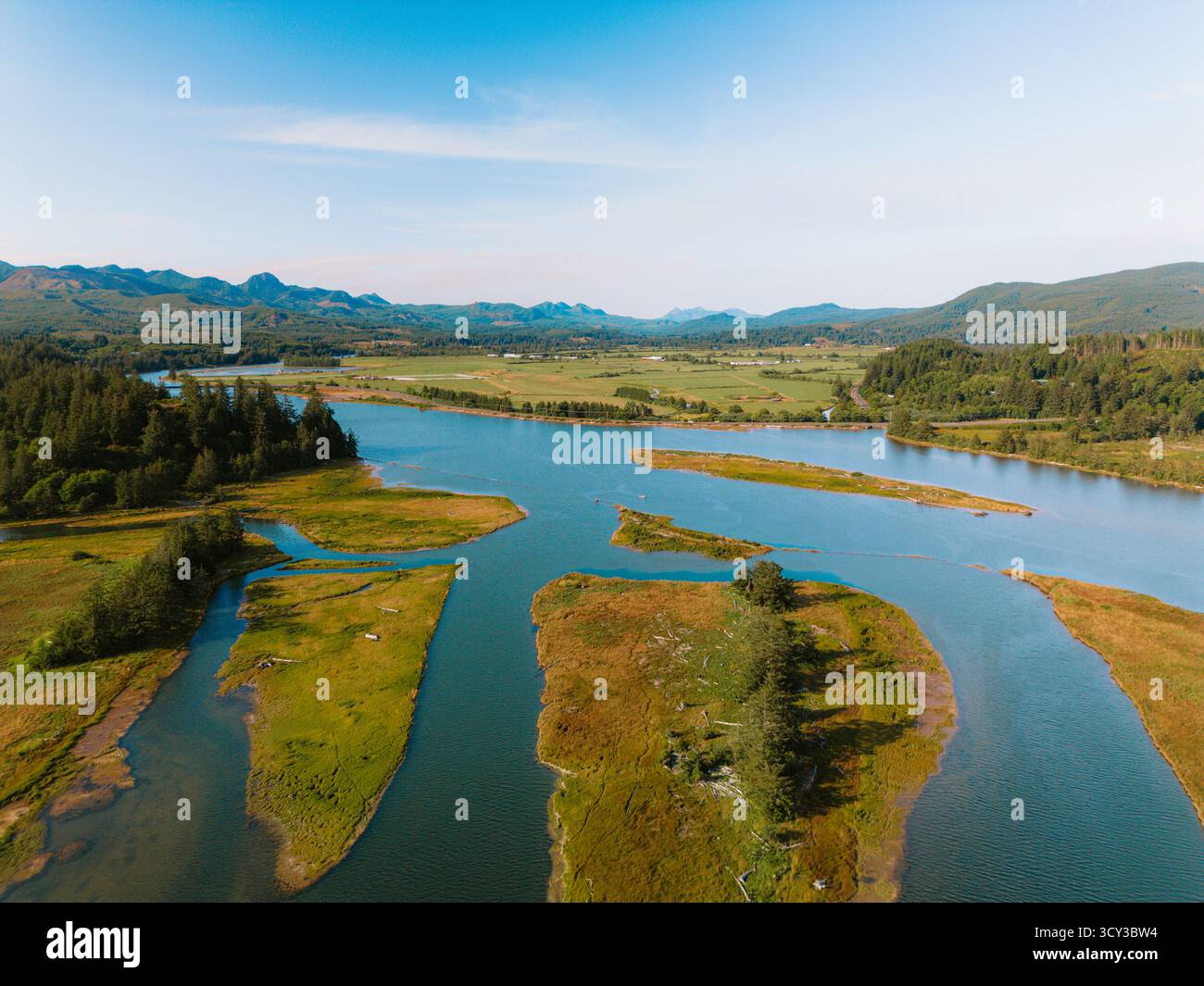 Valle nella contea di Tillamook con il fiume Nehalem e i terreni agricoli Foto Stock