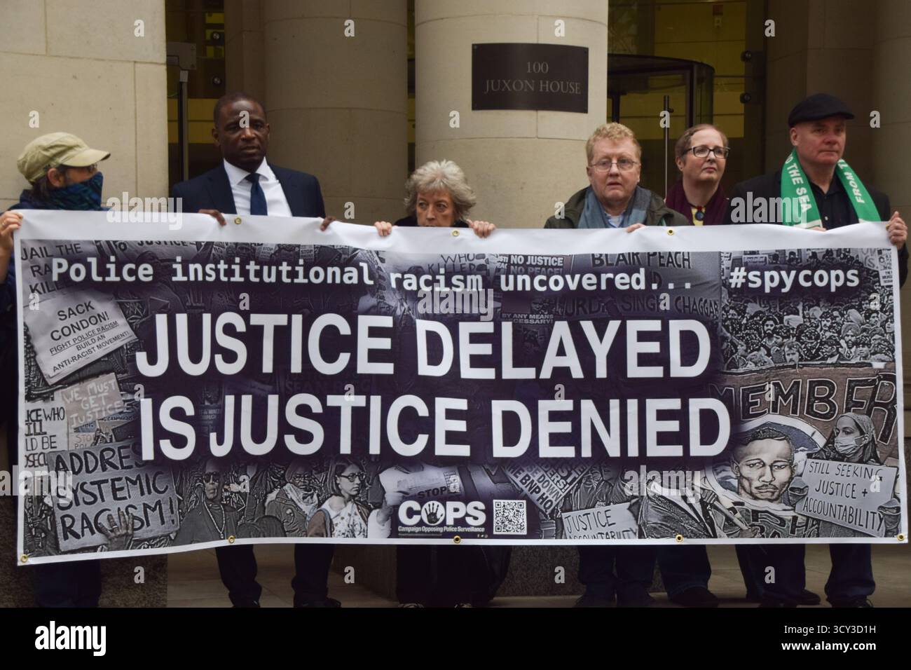 Londra, Regno Unito. 17 ottobre 2025. I manifestanti si riuniscono all'esterno dell'IDRC a Juxon House, accanto alla cattedrale di St Paul, mentre l'inchiesta sugli Spycops continua. L'inchiesta in corso sta ascoltando prove sulla condotta di agenti di polizia sotto copertura, sul razzismo istituzionale, sullo spionaggio di gruppi di attivisti, sull'intrusione nelle vite delle famiglie delle vittime di omicidio Stephen Lawrence, Ricky Reel e Michael Menson, e su altre questioni legate al lavoro di polizia sotto copertura. Crediti: Vuk Valcic/Alamy Live News Foto Stock