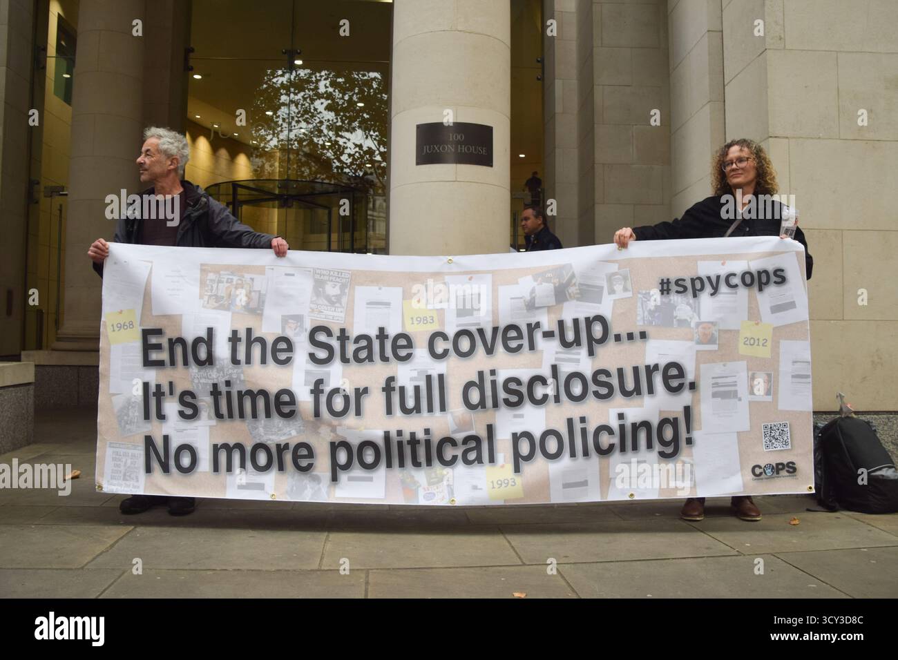 Londra, Regno Unito. 17 ottobre 2025. I manifestanti si riuniscono all'esterno dell'IDRC a Juxon House, accanto alla cattedrale di St Paul, mentre l'inchiesta sugli Spycops continua. L'inchiesta in corso sta ascoltando prove sulla condotta di agenti di polizia sotto copertura, sul razzismo istituzionale, sullo spionaggio di gruppi di attivisti, sull'intrusione nelle vite delle famiglie delle vittime di omicidio Stephen Lawrence, Ricky Reel e Michael Menson, e su altre questioni legate al lavoro di polizia sotto copertura. Crediti: Vuk Valcic/Alamy Live News Foto Stock
