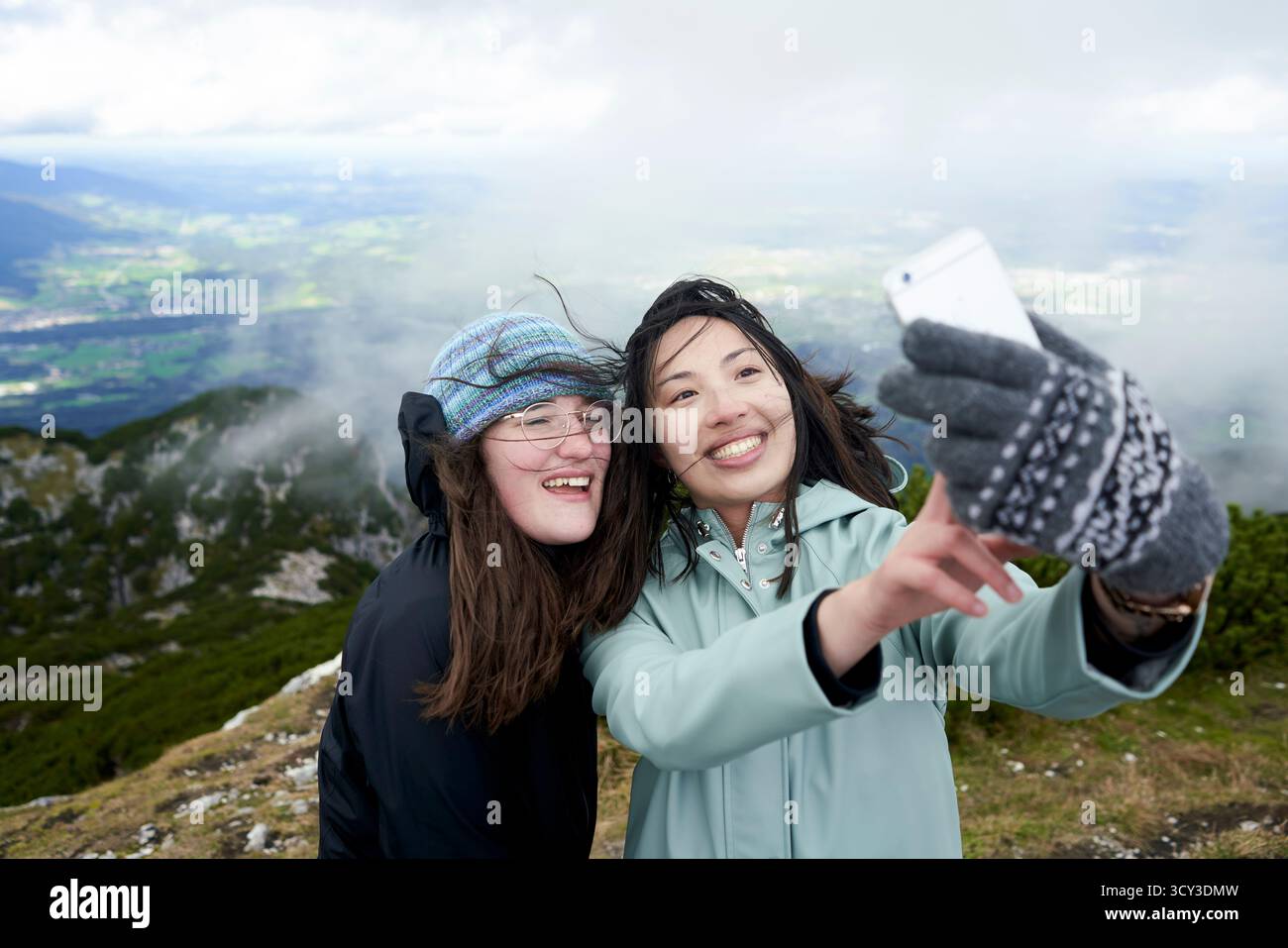 Amici escursionisti che scattano selfie sul Monte Untersberg Salisburgo, Austria Foto Stock