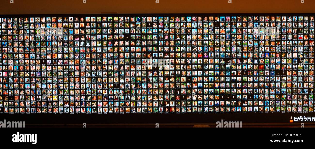 Un muro commemorativo con i nomi e i ritratti di tutti i civili uccisi, ostaggi e soldati caduti a seguito dell'attacco di Hamas del 7 ottobre 20 Foto Stock