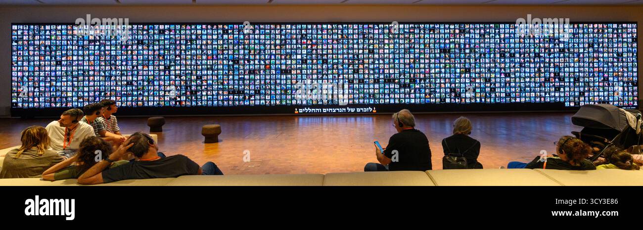 Un muro commemorativo con i nomi e i ritratti di tutti i civili uccisi, ostaggi e soldati caduti a seguito dell'attacco di Hamas del 7 ottobre 20 Foto Stock