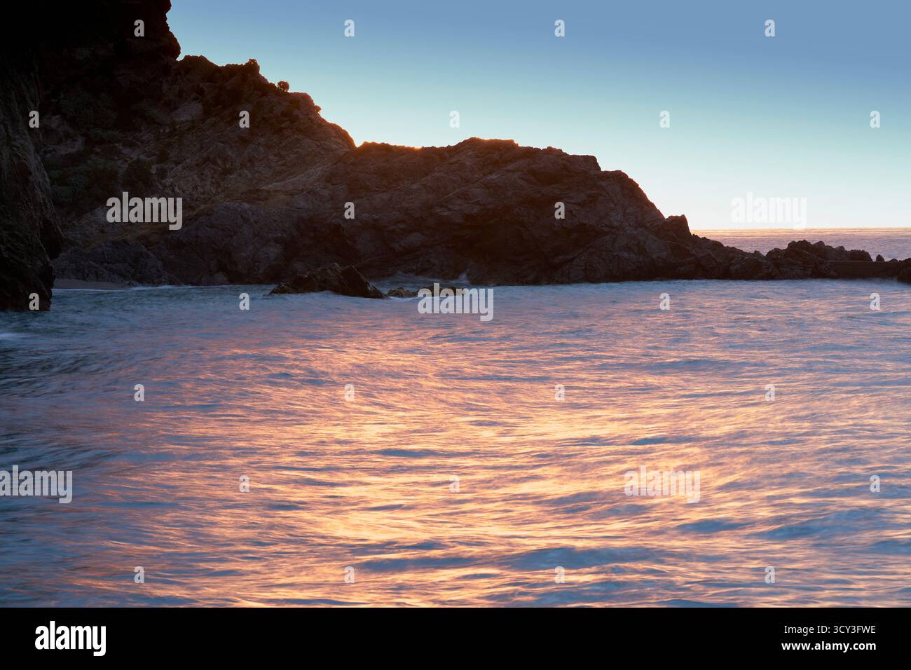 Costa marina all'alba, Varigotti, Italia Foto Stock