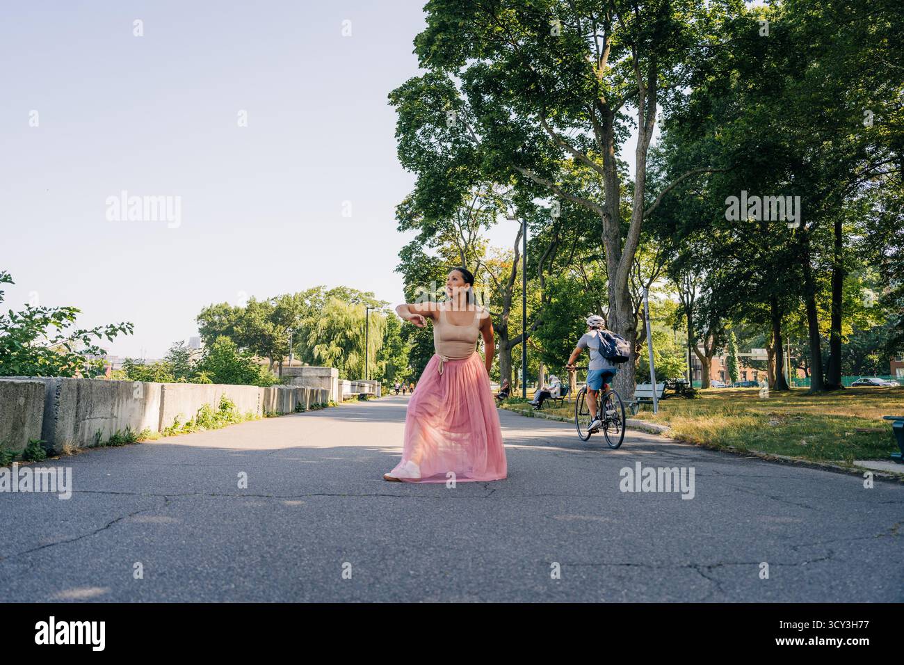 Donna che esegue un movimento di danza moderna nel parco urbano Foto Stock