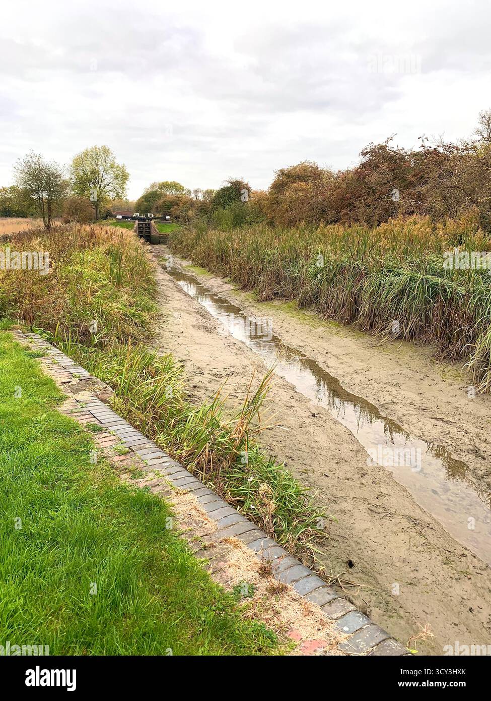 Northampton Northamptonshire Canal canali il Grand Union Canal vacanze fango bassa siccità corsi d'acqua chiuse luogo di riva tempo - Immagine stock catturata con smartphone