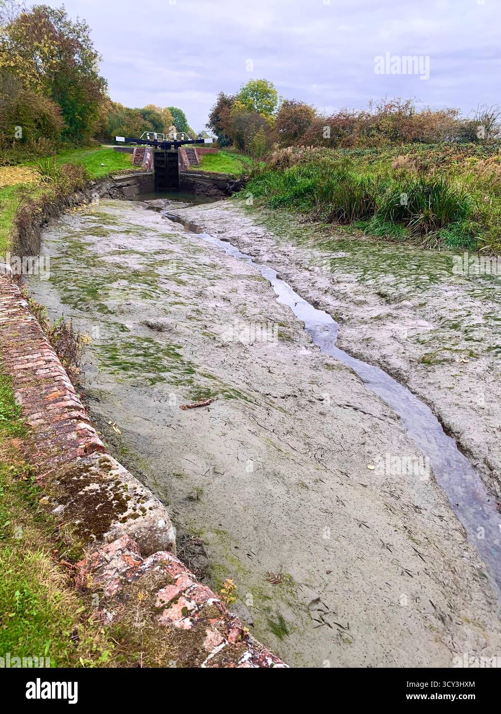 Northampton Northamptonshire Canal canali il Grand Union Canal vacanze fango bassa siccità corsi d'acqua chiuse luogo di riva tempo - Immagine stock catturata con smartphone
