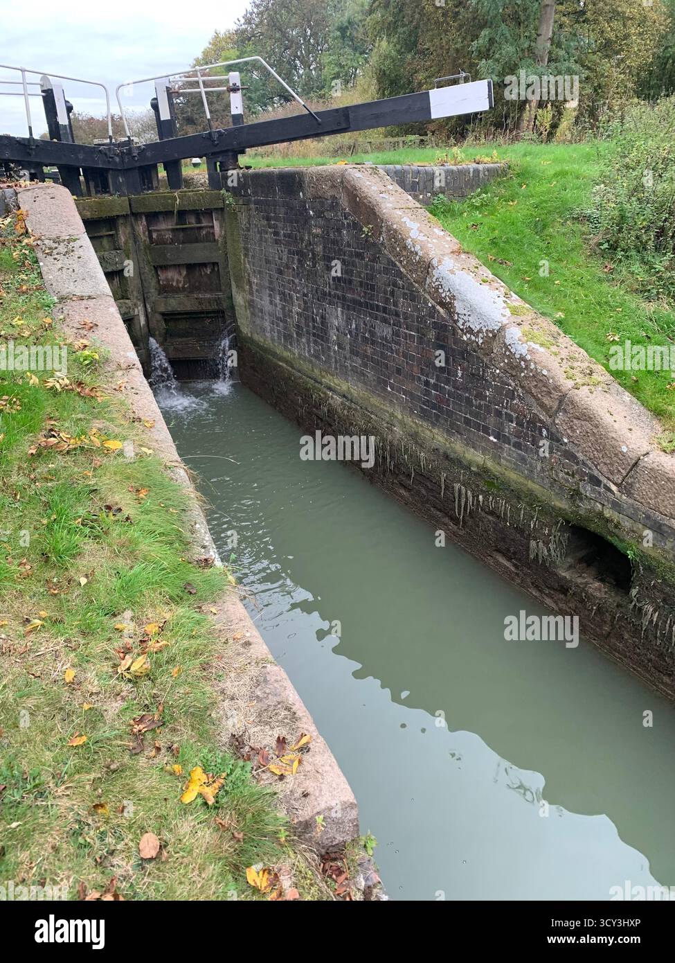 Northampton Northamptonshire Canal canali il Grand Union Canal vacanze fango bassa siccità corsi d'acqua chiuse luogo di riva tempo - Immagine stock catturata con smartphone