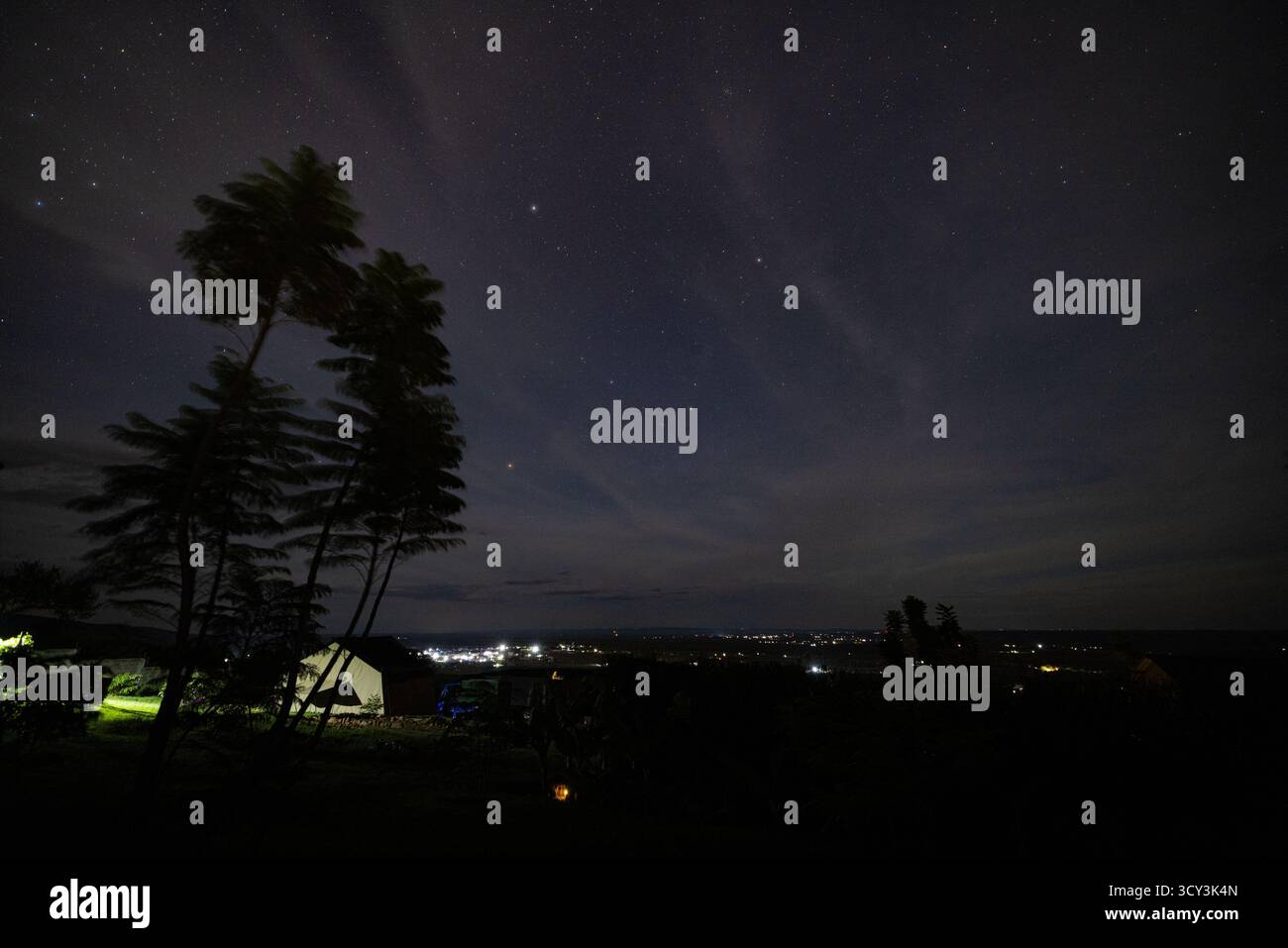 Fotografia notturna del cielo stellato senza inquinamento luminoso fotografata nel villaggio di Sekenani vicino a Masai Mara, Kenya Foto Stock