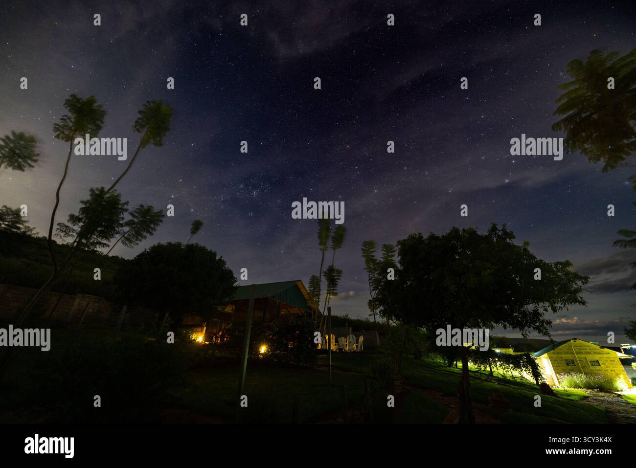 Fotografia notturna del cielo stellato senza inquinamento luminoso fotografata nel villaggio di Sekenani vicino a Masai Mara, Kenya Foto Stock