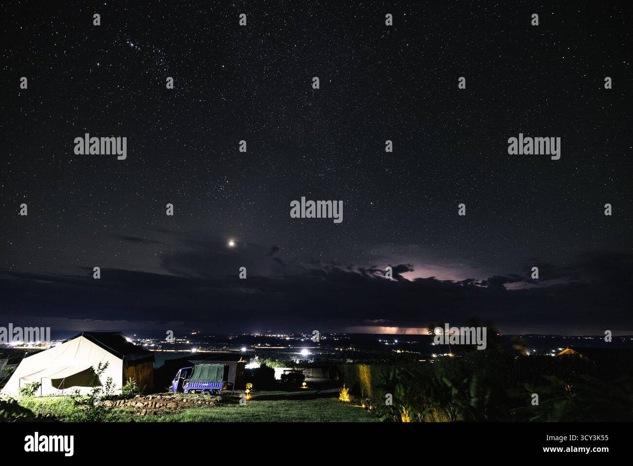 Fotografia notturna del cielo stellato senza inquinamento luminoso fotografata nel villaggio di Sekenani vicino a Masai Mara, Kenya Foto Stock