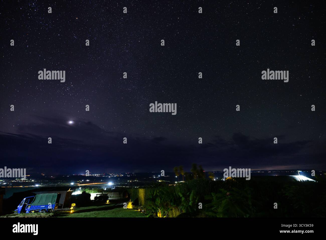 Fotografia notturna del cielo stellato senza inquinamento luminoso fotografata nel villaggio di Sekenani vicino a Masai Mara, Kenya Foto Stock