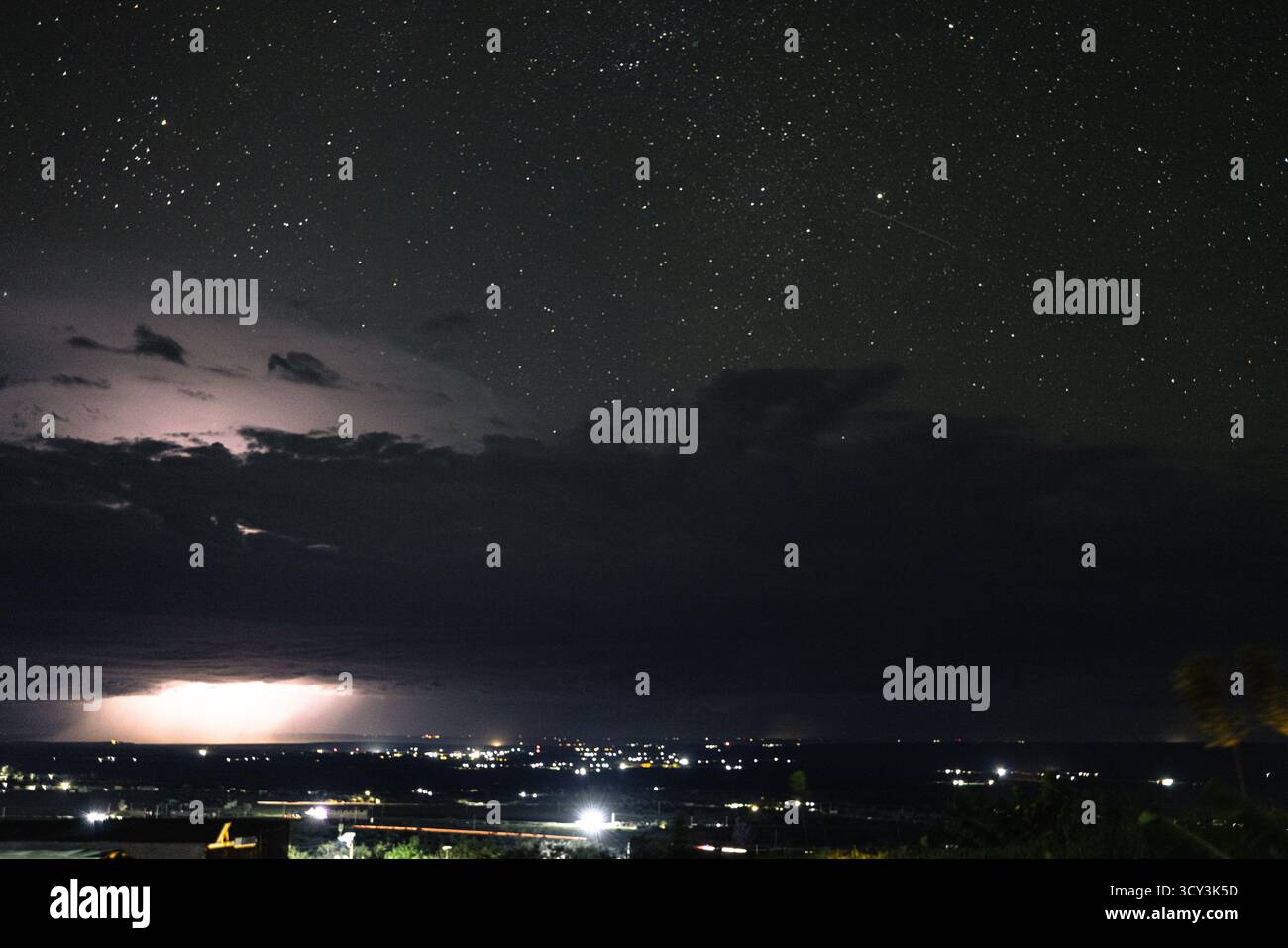 Fotografia notturna del cielo stellato senza inquinamento luminoso fotografata nel villaggio di Sekenani vicino a Masai Mara, Kenya Foto Stock