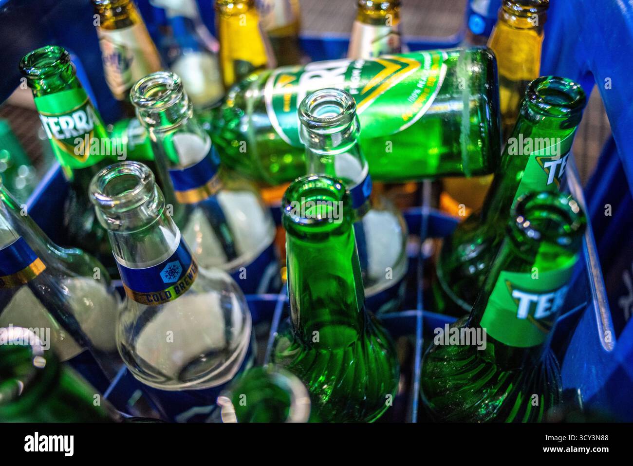 Primo piano di bottiglie di birra coreane vuote in una cassa blu a Seoul, Corea del Sud, il 27 ottobre 2023 Foto Stock Primo piano di bottiglie di birra coreane vuote in una cassa blu a Seoul, Corea del Sud, il 27 ottobre 2023 Foto Stock