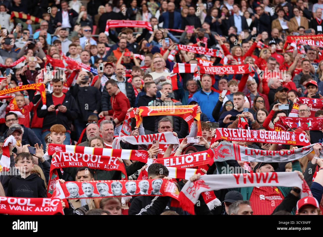Tifosi/tifosi del Liverpool FC durante il tuo soggiorno non potrai mai camminare da solo all'Anfield Champions Scarf Foto Stock