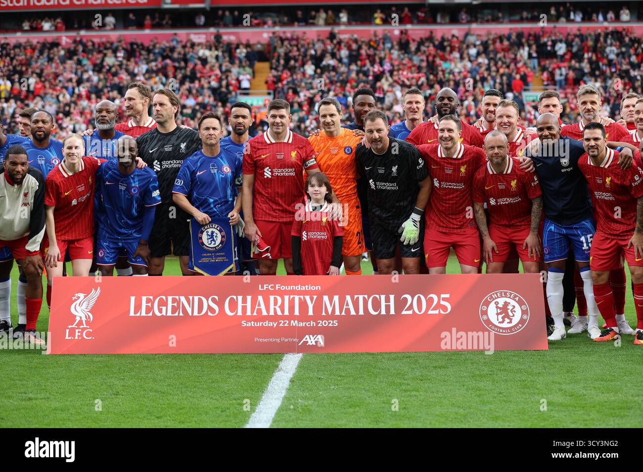 Liverpool FC Legends e Chelsea Legends si posano insieme prima dell'incontro Liverpool FC Legends vs Chelsea Legends ad Anfield Foto Stock