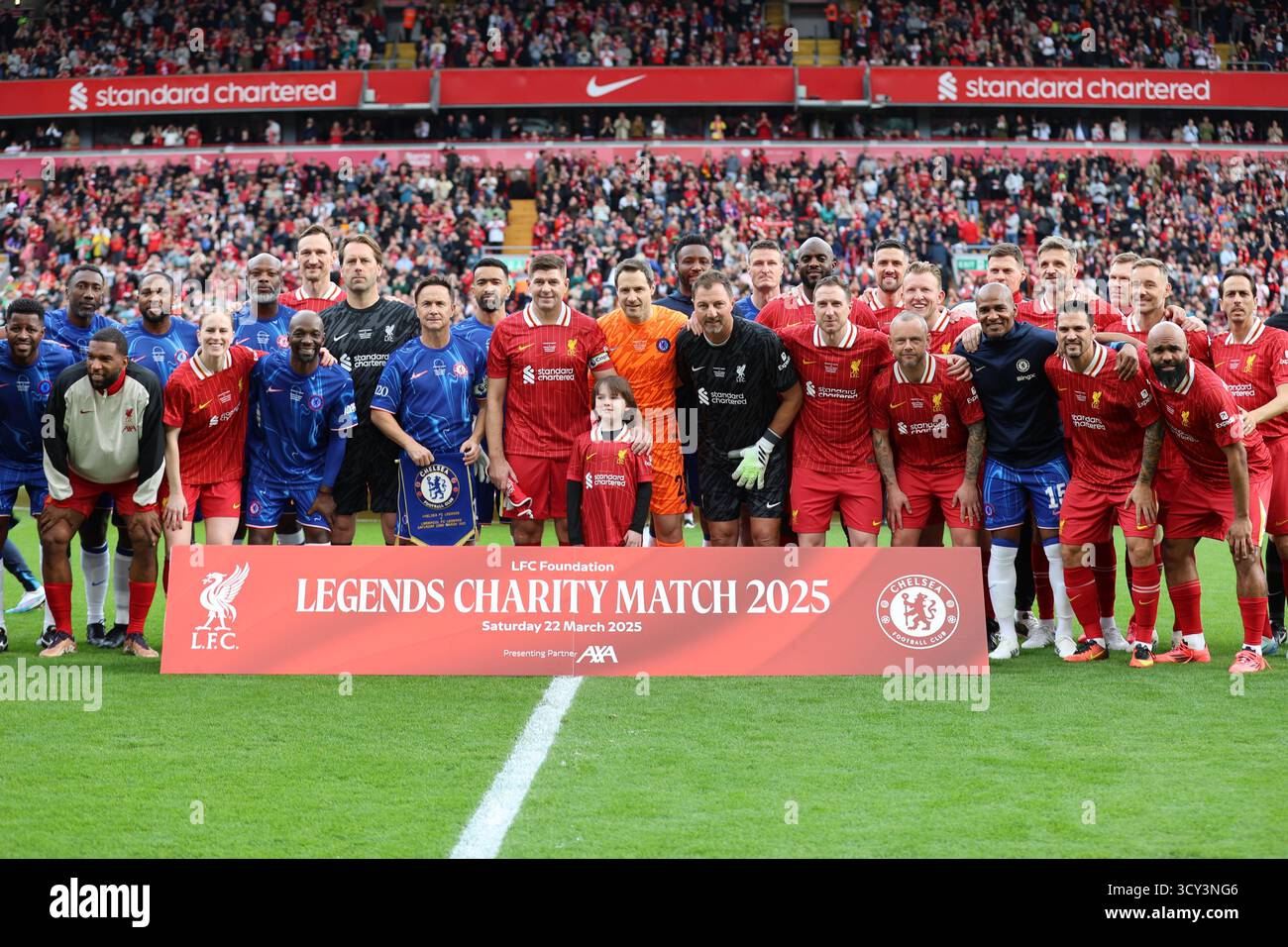 Liverpool FC Legends e Chelsea Legends si posano insieme prima dell'incontro Liverpool FC Legends vs Chelsea Legends ad Anfield Foto Stock