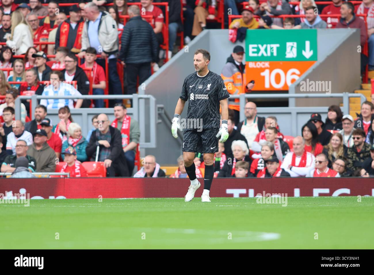 Jerzy Dudek durante il Legends match tra Liverpool FC e Chelsea FC ad Anfield Foto Stock