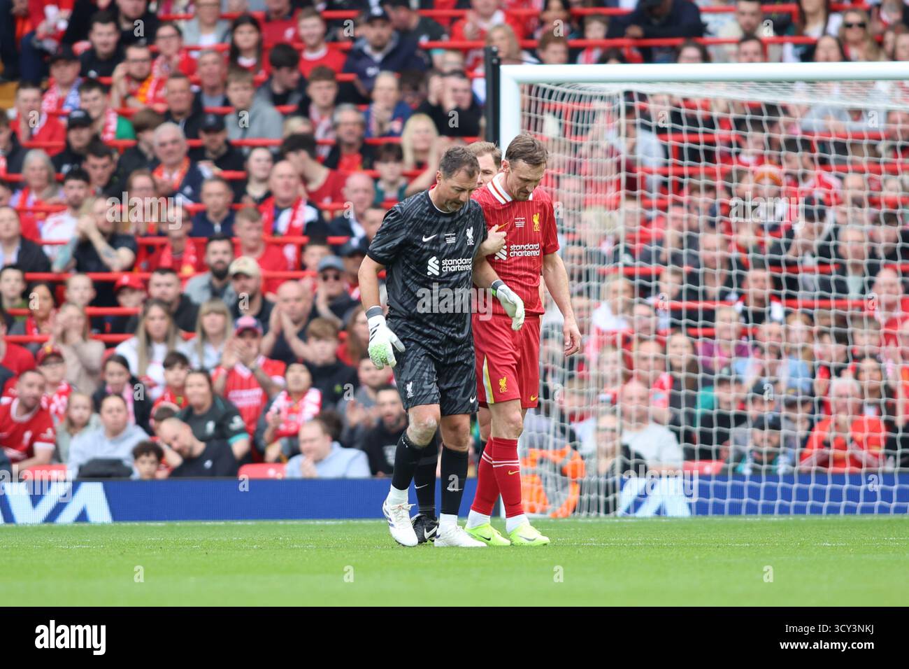 Jerzy Dudek del Liverpool FC Legends si è infortunato ad Anfield durante il match Liverpool FC Legends vs Chelsea Legends Foto Stock