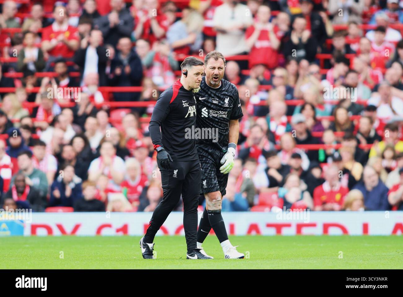 Jerzy Dudek del Liverpool FC Legends si è infortunato ad Anfield durante il match Liverpool FC Legends vs Chelsea Legends Foto Stock