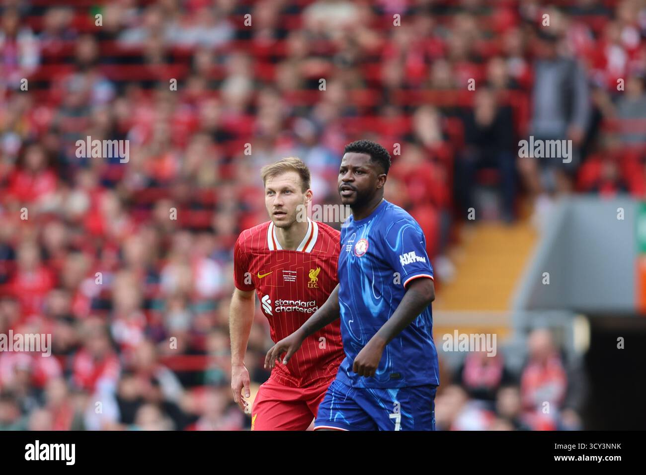 Ragnar Klavan e Celestine Babayaro durante il match Liverpool FC Legends vs Chelsea Legends ad Anfield Foto Stock