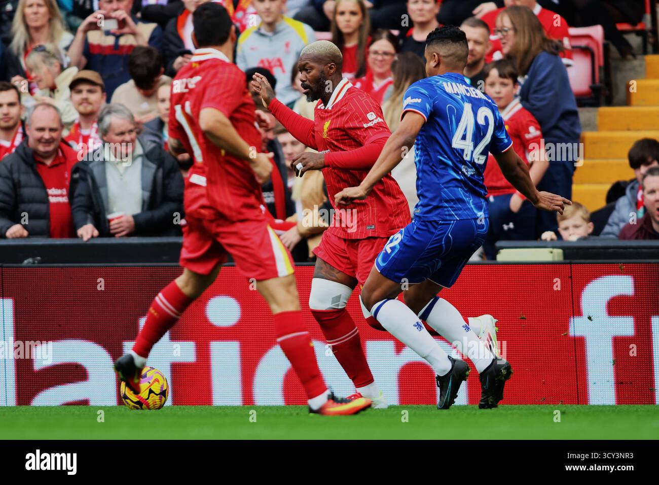 Djibril Cisse in azione durante il match Liverpool FC Legends vs Chelsea Legends ad Anfield Foto Stock