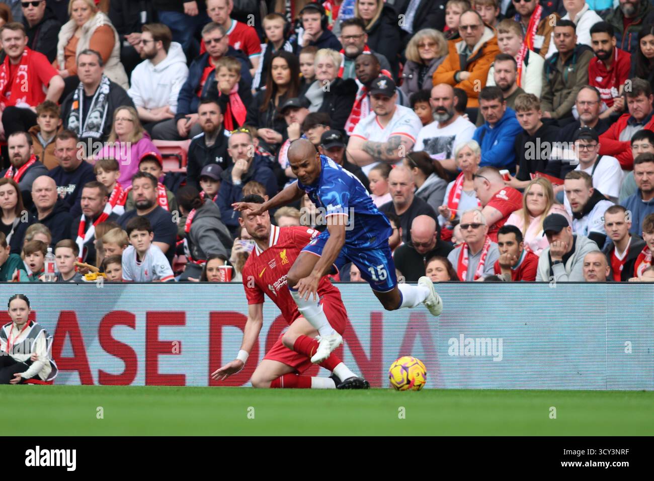 Albert Riera con una scivolata a Florent Malouda durante il match Liverpool FC Legends vs Chelsea Legends ad Anfield Foto Stock