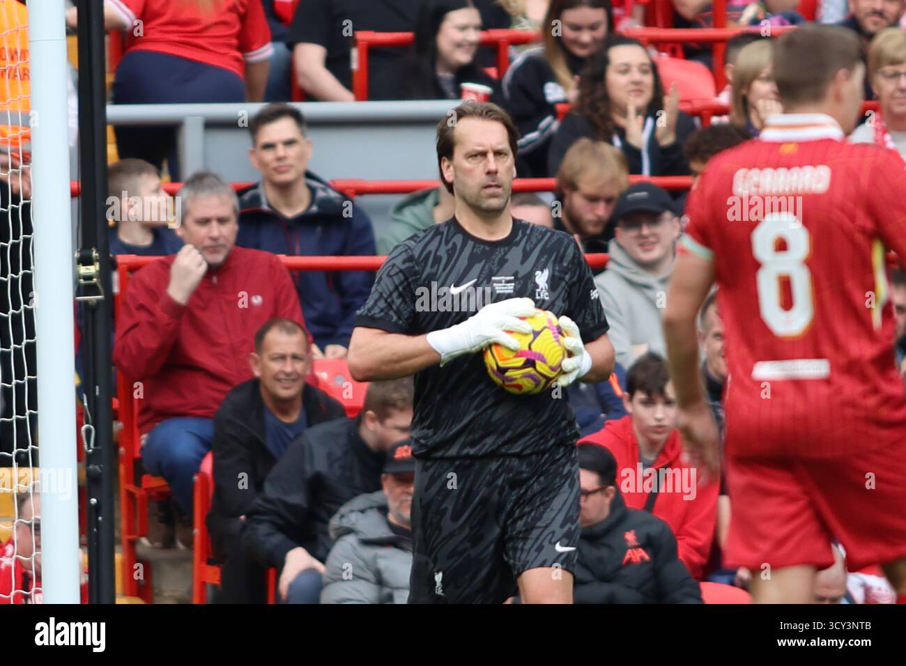 Sander Westerveld in azione durante la partita Liverpool FC Legends vs Chelsea Legends ad Anfield Foto Stock