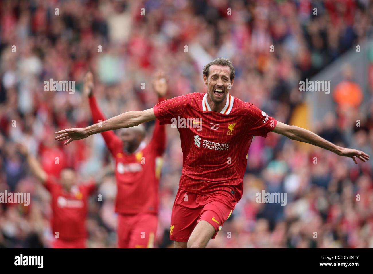 Peter Crouch festeggia il suo gol nella partita Liverpool FC Legends vs Chelsea Legends ad Anfield Foto Stock