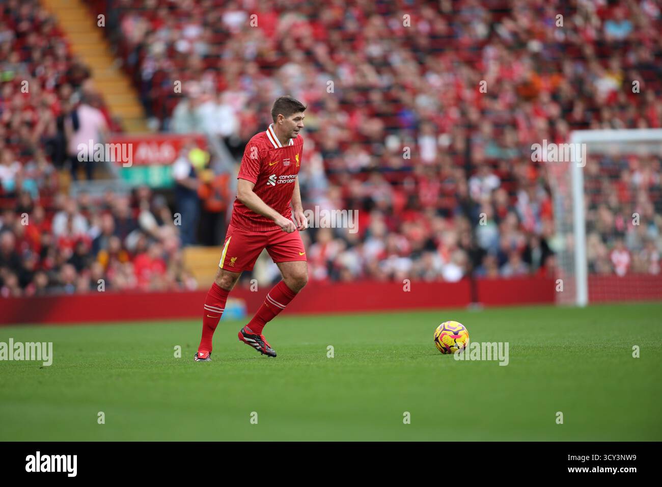 Steven Gerrard in azione durante il match Liverpool FC Legends vs Chelsea Legends ad Anfield Foto Stock