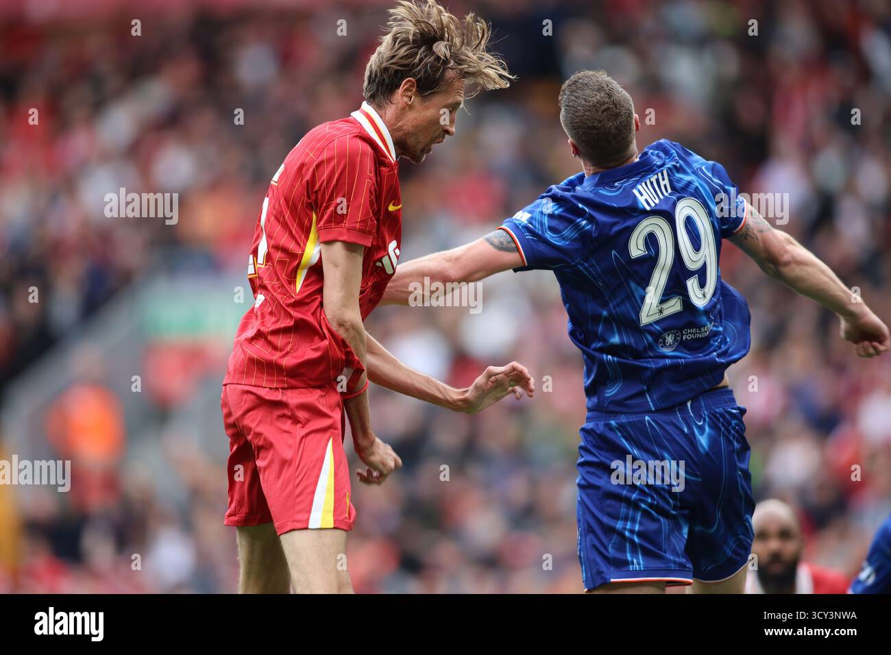 Peter Crouch in duello con Robert Huth durante il match Liverpool FC Legends vs Chelsea Legends ad Anfield Foto Stock