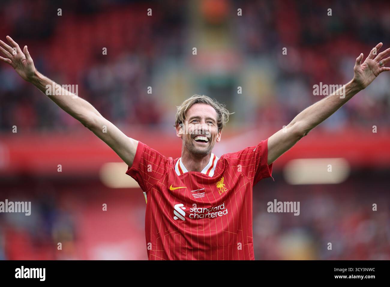 Peter Crouch festeggia il suo gol nella partita Liverpool FC Legends vs Chelsea Legends ad Anfield Foto Stock