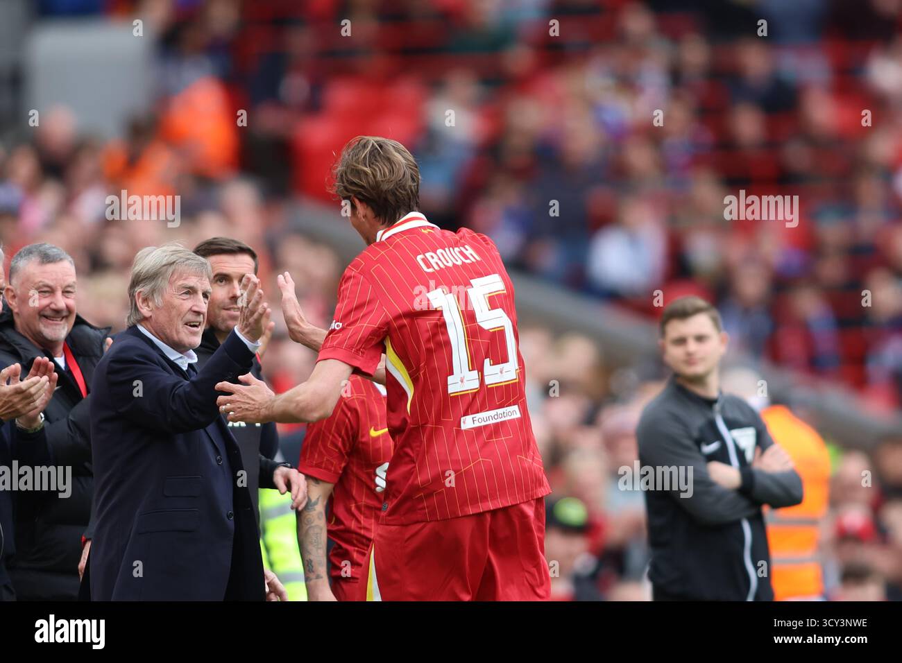 Peter Crouch festeggia il suo gol con Sir Kenny Dalglish durante la partita Liverpool FC Legends vs Chelsea Legends ad Anfield Foto Stock