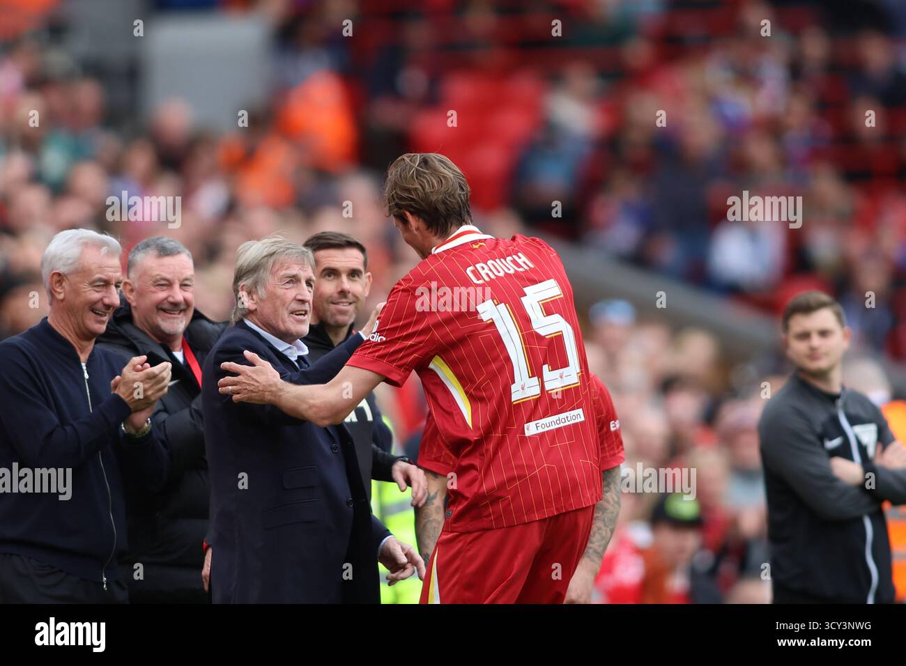 Peter Crouch festeggia il suo gol con Sir Kenny Dalglish durante la partita Liverpool FC Legends vs Chelsea Legends ad Anfield Foto Stock