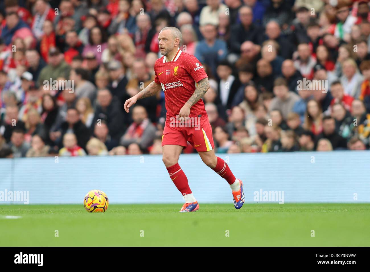 Jay batte in azione durante il match Liverpool FC Legends vs Chelsea Legends ad Anfield Foto Stock