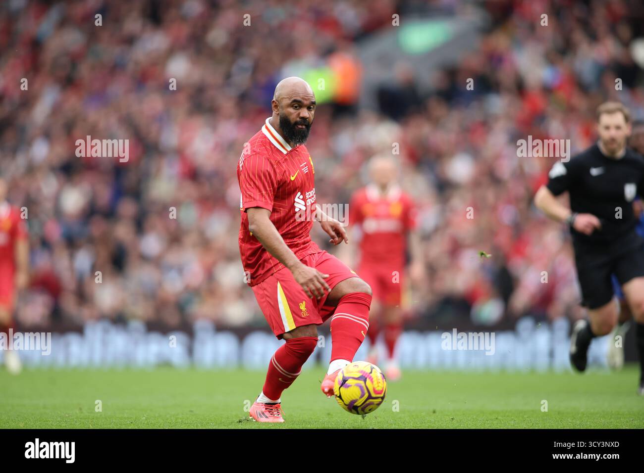 Florent Sinama-Pongolle in azione durante il match Liverpool FC Legends vs Chelsea Legends ad Anfield Foto Stock