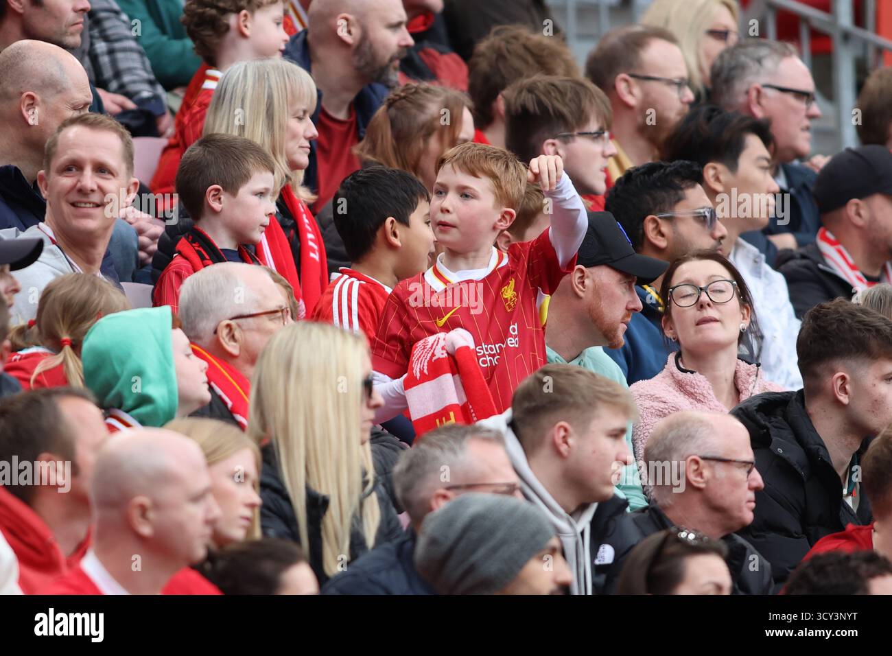 Tifosi/tifosi del Liverpool FC durante la partita Liverpool FC Legends vs Chelsea Legends ad Anfield Foto Stock