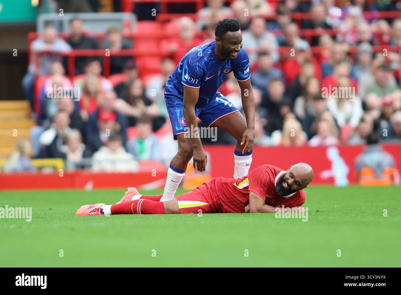 John Obi Mikel e Florent Sinama-Pongolle durante l'incontro Liverpool FC Legends vs Chelsea Legends ad Anfield Foto Stock