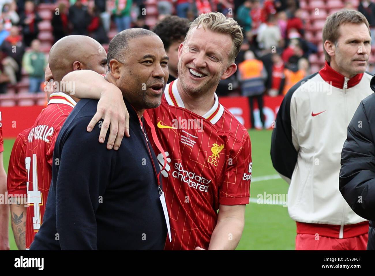 John Barnes e Dirk Kuyt dopo il match Liverpool FC Legends vs Chelsea Legends ad Anfield Foto Stock