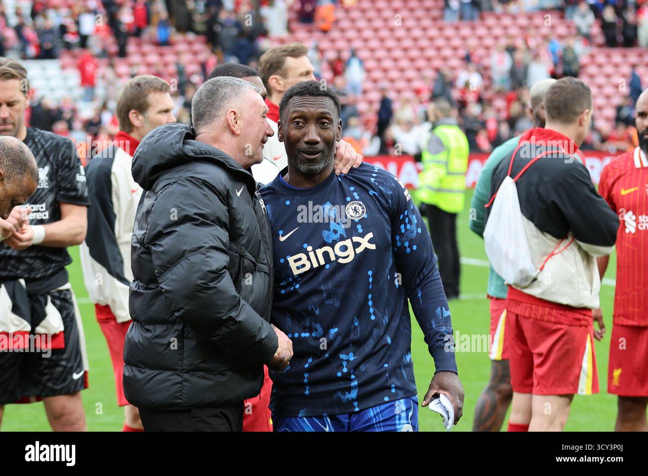 John Aldridge e Jimmy Floyd Hasselbaink dopo il match Liverpool FC Legends vs Chelsea Legends ad Anfield Foto Stock