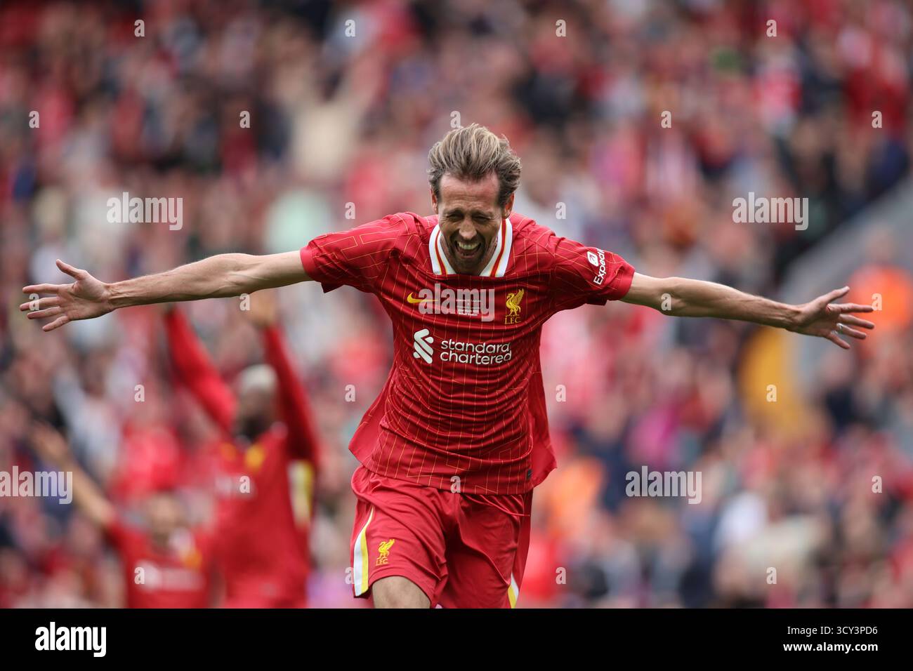 Peter Crouch festeggia il suo gol nella partita Liverpool FC Legends vs Chelsea Legends ad Anfield Foto Stock
