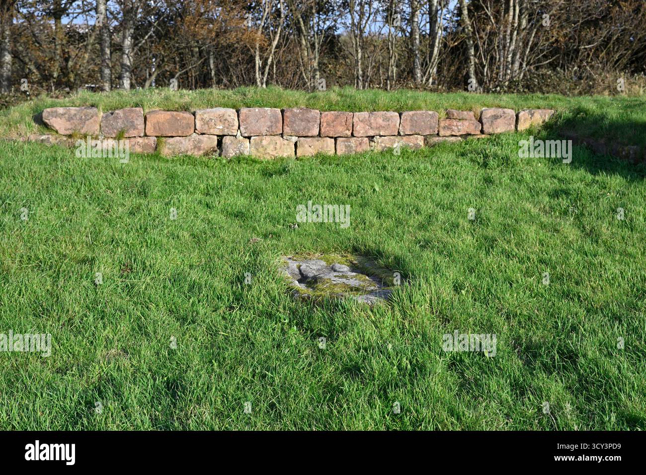 Resti della vecchia chiesa parrocchiale in rovina, Ardrossan che mostra la pietra di Fergus all'interno, Scozia Foto Stock