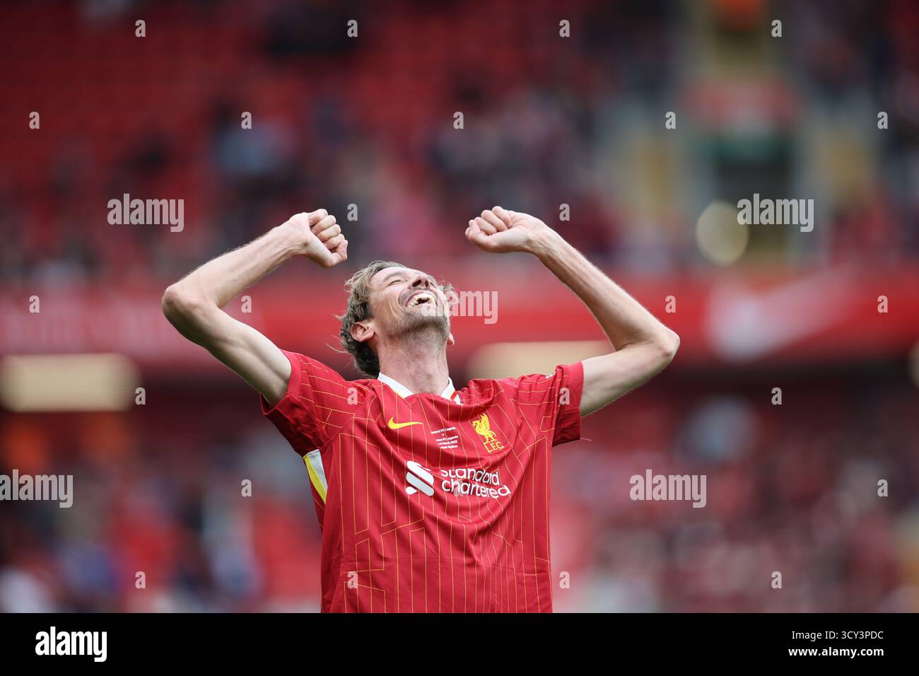 Peter Crouch festeggia il suo gol nella partita Liverpool FC Legends vs Chelsea Legends ad Anfield Foto Stock
